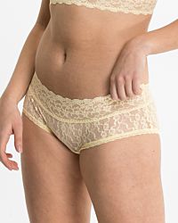 Model trägt Low Hip in zitrone aus der Serie Lacy, Ansicht von vorne.