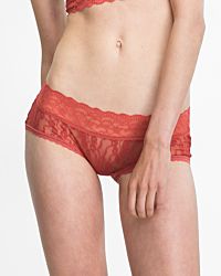 Model trägt Low Hip in pepper aus der Serie Lacy, Ansicht von vorne.