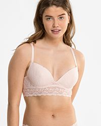 Model trägt Schalen BH Longline in lychee aus der Serie Lacy, Ansicht von vorne.