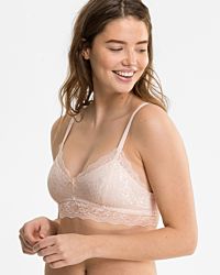 Model trägt Bralette in lychee aus der Serie Lacy, Ansicht von vorne.