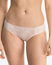 Model trägt Bikinislip in lychee aus der Serie Rosalie, Ansicht von vorne.