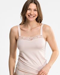 Model trägt Trägerhemd in lychee aus der Serie Rosalie, Ansicht von vorne.