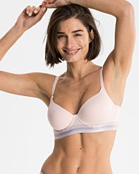 Model trägt Schalen BH mit Bügel in lychee mélé aus der Serie Ruby, Ansicht von vorne.