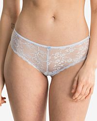 Model trägt Brazilstring in aquamarin aus der Serie Romy, Ansicht von vorne.