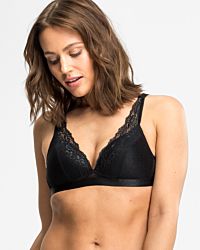 Model trägt Schalen BH Triangle in schwarz aus der Serie Priscilla, Ansicht von vorne.