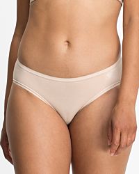 Model trägt Minislip in skin aus der Serie Softfeeling, Ansicht von vorne.