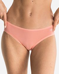 Model trägt Minislip in melone aus der Serie Softfeeling, Ansicht von vorne.