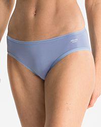 Model trägt Minislip in blue aus der Serie Softfeeling, Ansicht von vorne.