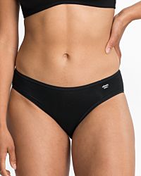 Model trägt Minislip in schwarz aus der Serie Softfeeling, Ansicht von vorne.