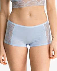 Model trägt Pant in aquamarin aus der Serie Romy, Ansicht von vorne.