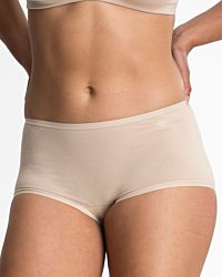 Model trägt Pant in skin aus der Serie Softfeeling, Ansicht von vorne.