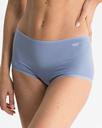 Model trägt Pant in blue aus der Serie Softfeeling, Ansicht von vorne.