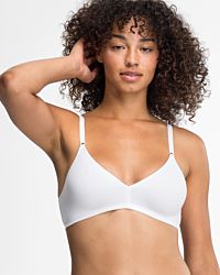 Model trägt Soft BH gemoldet in weiß aus der Serie Softfeeling, Ansicht von vorne.