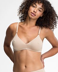 Model trägt Soft BH gemoldet in skin aus der Serie Softfeeling, Ansicht von vorne.