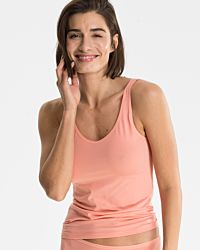 Model trägt Trägerhemd in melone aus der Serie Softfeeling, Ansicht von vorne.