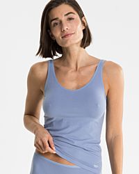 Model trägt Trägerhemd in blue aus der Serie Softfeeling, Ansicht von vorne.