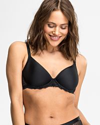 Model trägt Schalen BH Spacer Cup in schwarz aus der Serie Priscilla, Ansicht von vorne.