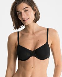 Model trägt Bügel BH in schwarz aus der Serie Softfeeling, Ansicht von vorne.