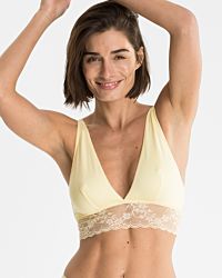Model trägt Bustier in zitrone aus der Serie Romy, Ansicht von vorne.