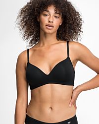 Model trägt Schalen BH non wired in schwarz aus der Serie Softfeeling, Ansicht von vorne.