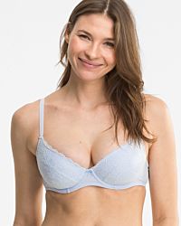 Model trägt Schalen BH mit Bügel in aquamarin aus der Serie Romy, Ansicht von vorne.