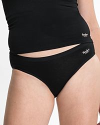 Model trägt Minislip in schwarz aus der Serie Bambus, Ansicht von vorne.