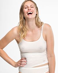 Model trägt Hemd in elfenbein aus der Serie Bambus, Ansicht von vorne.