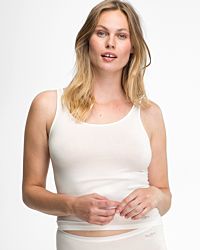 Model trägt Achselhemd in elfenbein aus der Serie Bambus, Ansicht von vorne.