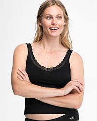 Model trägt Achselhemd in schwarz aus der Serie Bambus, Ansicht von vorne.