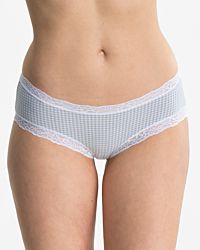 Model trägt Hipster in vichy aquamarin aus der Serie Rosa, Ansicht von vorne.