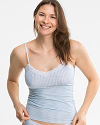 Model trägt Hemd in vichy aquamarin aus der Serie Rosa, Ansicht von vorne.