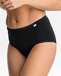 Model trägt Taillenslip in schwarz aus der Serie Britta, Ansicht von vorne.