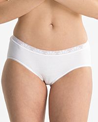 Model trägt Midislip in weiß aus der Serie Britta, Ansicht von vorne.