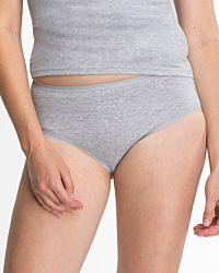 Model trägt Midislip in kiesel mélé aus der Serie Bio Cotton plus, Ansicht von vorne.