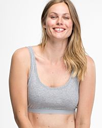 Model trägt Achselbustier in kiesel mélé aus der Serie Bio Cotton plus, Ansicht von vorne.