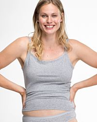 Model trägt Trägerhemd in kiesel mélé aus der Serie Bio Cotton plus, Ansicht von vorne.