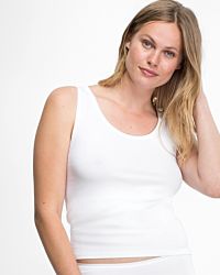 Model trägt Achselhemd in weiß aus der Serie Bio Cotton plus, Ansicht von vorne.