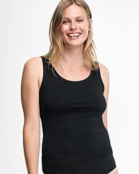 Model trägt Achselhemd in schwarz aus der Serie Bio Cotton plus, Ansicht von vorne.
