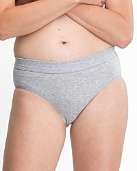 Model trägt Midislip in kiesel mélé aus der Serie Bio Cotton plus, Ansicht von vorne.