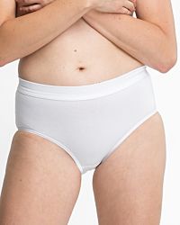 Model trägt Maxislip in weiß aus der Serie Bio Cotton plus, Ansicht von vorne.