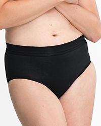 Model trägt Maxislip in schwarz aus der Serie Bio Cotton plus, Ansicht von vorne.