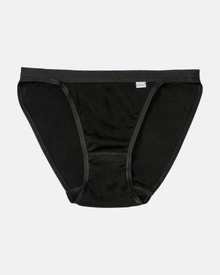 Tanga in schwarz aus der Serie Britta, flach auf einer Oberfläche liegend.