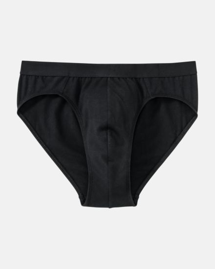 Herren Slip in schwarz aus der Serie Classic, flach auf einer Oberfläche liegend.