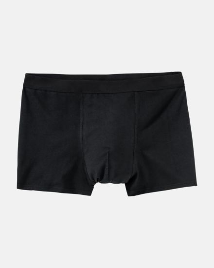 Herren Short in schwarz aus der Serie Classic, flach auf einer Oberfläche liegend.