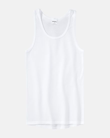 Herren Achselhemd in weiß aus der Serie Classic, flach auf einer Oberfläche liegend.