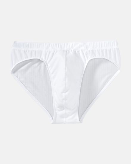 Herren Slip in weiß aus der Serie sky.line, flach auf einer Oberfläche liegend.