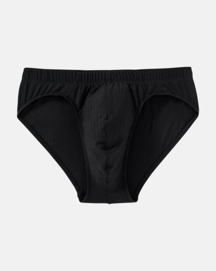 Herren Slip in schwarz aus der Serie sky.line, flach auf einer Oberfläche liegend.