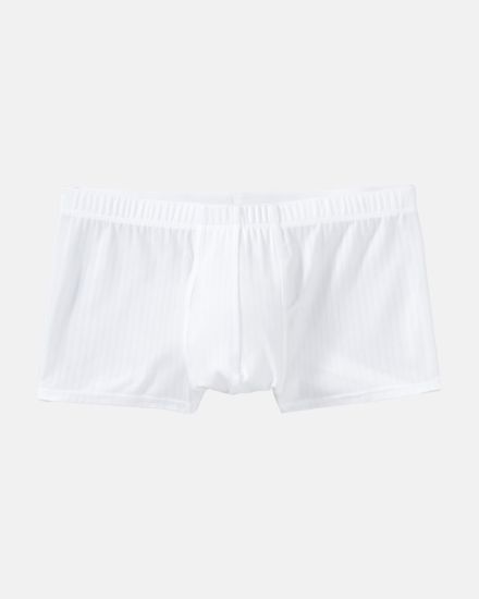 Herren Pant in weiß aus der Serie sky.line, flach auf einer Oberfläche liegend.