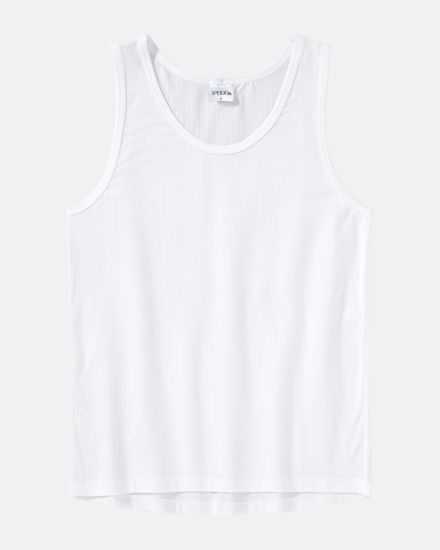 Herren Achselhemd in weiß aus der Serie sky.line, flach auf einer Oberfläche liegend.