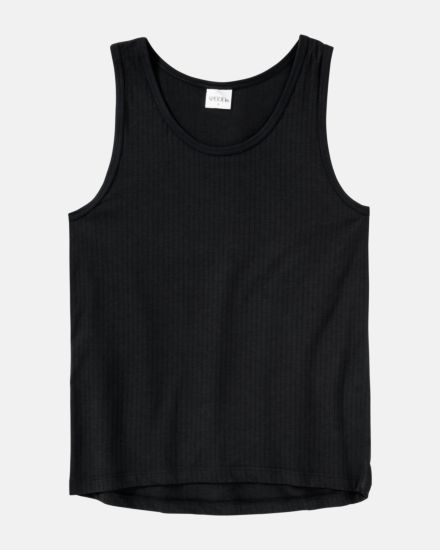 Herren Achselhemd in schwarz aus der Serie sky.line, flach auf einer Oberfläche liegend.